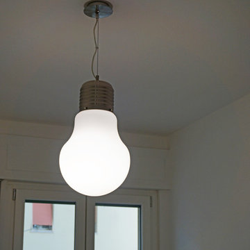 Lampadina, sospensione giocosa.