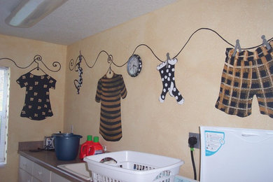 マイアミにある中くらいなトラディショナルスタイルのおしゃれな洗濯室 (ll型、ドロップインシンク、フラットパネル扉のキャビネット、白いキャビネット、ラミネートカウンター、黄色い壁、セラミックタイルの床、左右配置の洗濯機・乾燥機) の写真