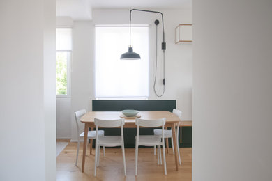 Ejemplo de comedor actual de tamaño medio abierto con paredes blancas y suelo de madera clara