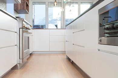 Example of a minimalist kitchen design in New York