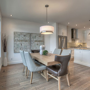 カルガリーの中サイズのトランジショナルスタイルのLDKの画像 (グレーの壁、無垢フローリング、暖炉なし、茶色い床)