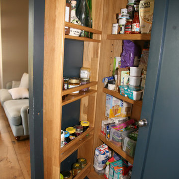 Approved Used Kitchen, Large In Frame Shaker with Bar