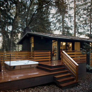 他の地域の中サイズのミッドセンチュリースタイルのおしゃれな裏庭のデッキ (日よけなし) の写真