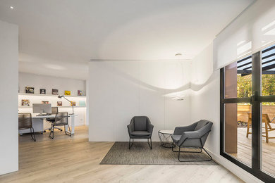 Imagen de despacho escandinavo con paredes blancas y suelo de madera en tonos medios