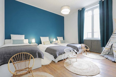Réalisation d'une chambre d'enfant de 4 à 10 ans champêtre de taille moyenne avec un mur multicolore, parquet foncé et un sol marron.