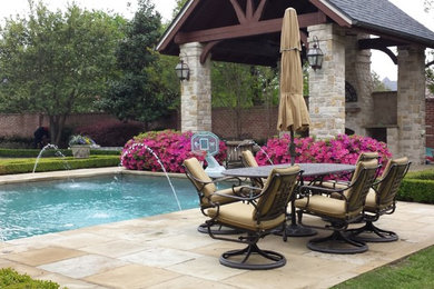 Example of a classic home design design in Dallas