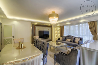 Modelo de salón para visitas cerrado clásico de tamaño medio sin chimenea con paredes beige, suelo de madera clara, televisor colgado en la pared y suelo beige