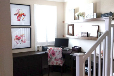 Ejemplo de despacho clásico renovado pequeño con paredes beige, suelo de madera oscura, escritorio independiente y suelo marrón