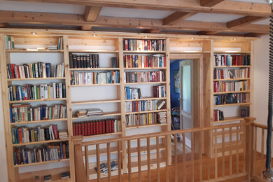 Großes Country Arbeitszimmer mit weißer Wandfarbe und hellem Holzboden in Hannover