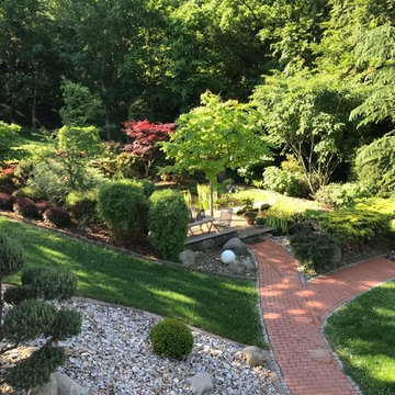 Gartenteichanlage mit Kaskadenwasserfall und Stegterrasse