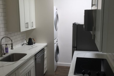 Example of a minimalist kitchen design in Hawaii