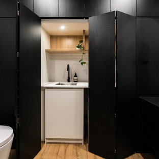 Diseño de lavadero multiusos y de galera, actual, grande, con suelo de baldosas de porcelana, suelo marrón, fregadero encastrado, armarios abiertos, puertas de armario de madera clara, encimera de laminado, paredes blancas, lavadora y secadora integrada y encimeras blancas