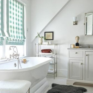 Bäder mit Schrankfronten im Shaker-Stil und roten Fliesen Ideen, Design