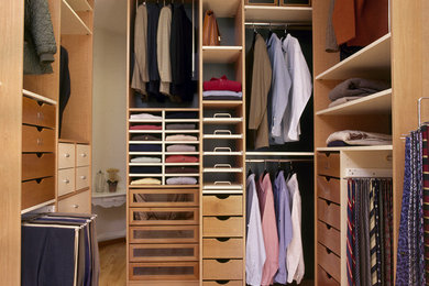 Mittelgroßer Moderner Begehbarer Kleiderschrank mit hellen Holzschränken und hellem Holzboden in Düsseldorf