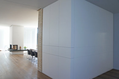 Großer Moderner Flur mit weißer Wandfarbe in Düsseldorf