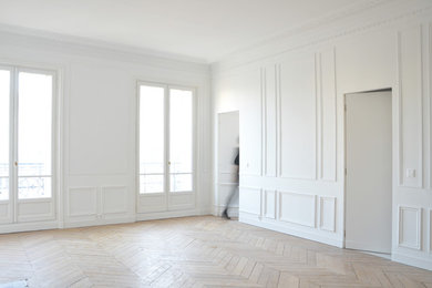 This is an example of a transitional home design in Paris.
