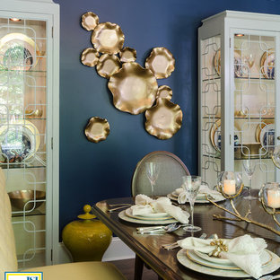 リッチモンドの中サイズのトランジショナルスタイルのLDKの画像 (青い壁、無垢フローリング、暖炉なし)