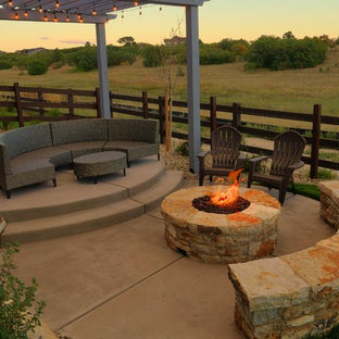 Großer Eklektischer Garten hinter dem Haus mit Spielgerät, direkter Sonneneinstrahlung und Mulch in Denver