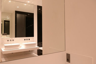 Inspiration for a timeless bathroom remodel in Paris