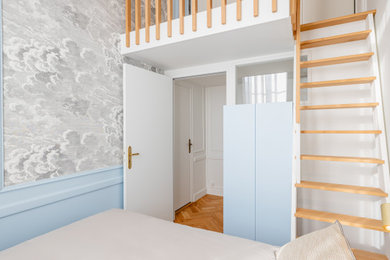 Idées déco pour une petite chambre mansardée ou avec mezzanine classique avec un mur blanc, parquet clair, aucune cheminée, un sol marron et du papier peint.