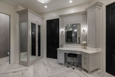 Foto de cuarto de baño principal, doble y a medida tradicional renovado grande con armarios con paneles empotrados y puertas de armario grises