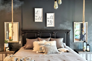 Imagen de dormitorio principal industrial grande con paredes negras y suelo de baldosas de cerámica