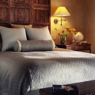 Foto di una camera da letto etnica con pareti beige