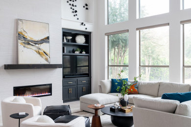 Aménagement d'un grand salon moderne ouvert avec un mur blanc, parquet clair, une cheminée standard, un manteau de cheminée en carrelage, un téléviseur encastré, un sol beige et un plafond à caissons.