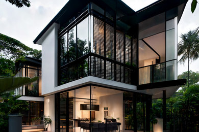 シンガポールにあるトランジショナルスタイルのおしゃれな家の外観の写真