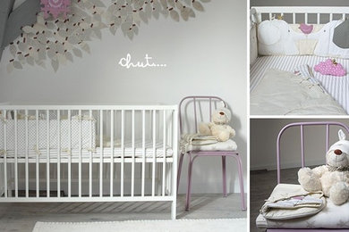 Imagen de habitación de bebé neutra clásica renovada de tamaño medio con paredes beige y suelo de madera clara