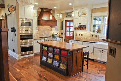 Inspiration for a country kitchen in Cedar Rapids.