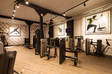 This is an example of a contemporary home gym in Marseille.