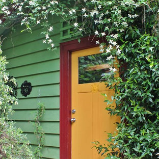 Idéer för eklektiska ingångspartier, med en enkeldörr och en gul dörr