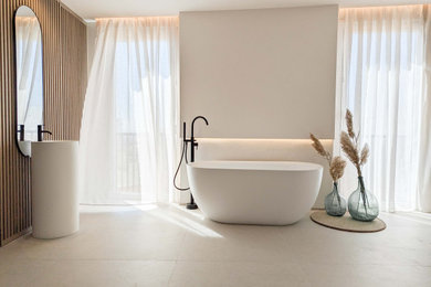 Imagen de cuarto de baño de pie de estilo zen grande con puertas de armario beige, baldosas y/o azulejos grises, gres porcelanico, paredes beige y lavabo con pedestal