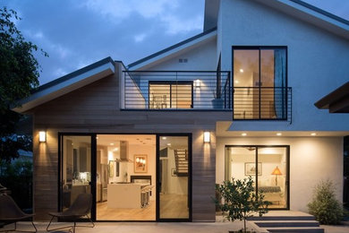 Inspiration for a mid-sized contemporary exterior home remodel in Los Angeles