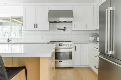 Kitchen - kitchen idea in Vancouver