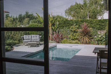 Idées déco pour un petit piscine avec aménagement paysager contemporain rectangle avec une terrasse en bois.