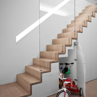 Свежая идея для дизайна: прямая лестница среднего размера в современном стиле с деревянными ступенями и деревянными подступенками - отличное фото интерьера