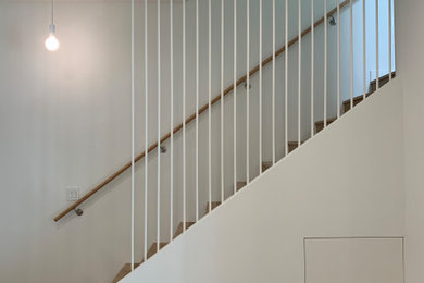 Свежая идея для дизайна: маленькая прямая деревянная лестница в стиле модернизм с деревянными ступенями и металлическими перилами для на участке и в саду - отличное фото интерьера