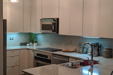 Kitchen - contemporary kitchen idea in Atlanta