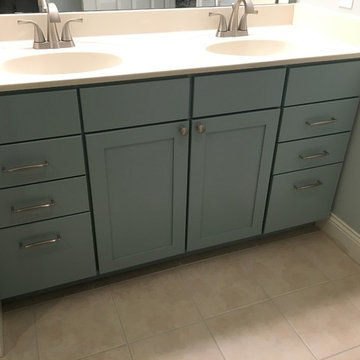 Bath with staggered tile