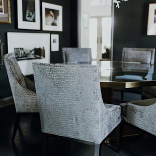 クリーブランドの中サイズのコンテンポラリースタイルのLDKの画像 (黒い壁、濃色無垢フローリング、暖炉なし)