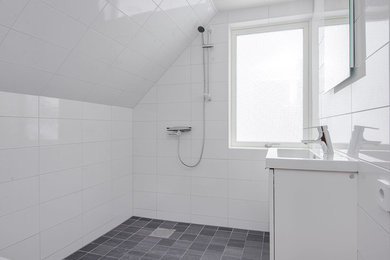 Exempel på ett modernt badrum