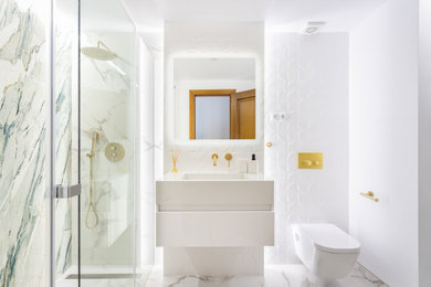 他の地域にある高級な中くらいなモダンスタイルのおしゃれなマスターバスルーム (フラットパネル扉のキャビネット、白いキャビネット、バリアフリー、壁掛け式トイレ、緑のタイル、磁器タイル、白い壁、セラミックタイルの床、壁付け型シンク、珪岩の洗面台、グレーの床、引戸のシャワー、白い洗面カウンター、トイレ室、洗面台1つ、フローティング洗面台) の写真
