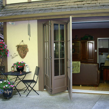 Bi-folding multi-panel doors