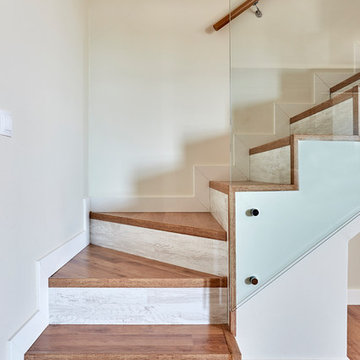 Escalera Estilo Nórdico con Barandilla de Vidrio