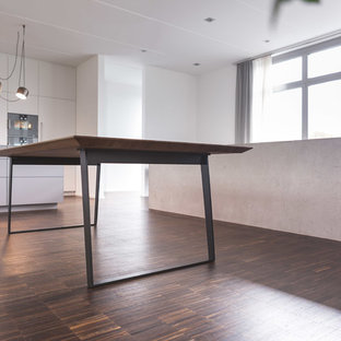 ライプツィヒの中サイズのコンテンポラリースタイルのLDKの画像 (グレーの壁)