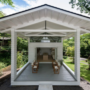 他の地域のカントリー風おしゃれな横庭のデッキ (張り出し屋根) の写真