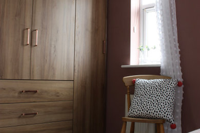 ハートフォードシャーにある中くらいなシャビーシック調のおしゃれな客用寝室 (茶色い壁、カーペット敷き、暖炉なし、グレーの床、三角天井、壁紙)