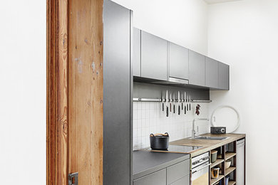 This is an example of a contemporary kitchen in Leipzig.